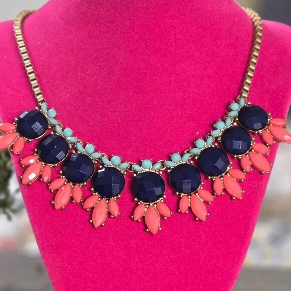 NWOT! Beautiful Spring & Summer Statement Necklace - Picture 5 of 10
